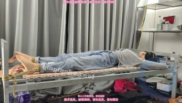 【束心工作室】月月铁床大字捆绑，双人挠月月脚心，挠痒痒游戏
