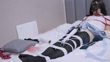 【喜欢控制你的呼吸】美腿，双层黑白丝龟责，不断责加上不断的寸止，酸爽难忍。最后胶带绑好振动棒子，直接一飞冲天释放