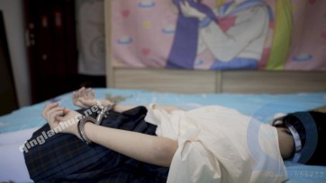 【Annie】白丝妹妹镣铐挣扎驷马捆绑+堵嘴+套头+强制KJ训练